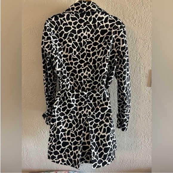Black and White lightweight Coat with Animal Print - Picture 3 of 7